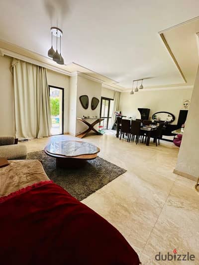 شقة ارضي بجاردن للايجار في كورت يارد  المساحة 214 م  مساحة الجاردن 100م