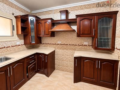 مطبخ خشب طبيعي للبيع – حالة جيدة جدًا