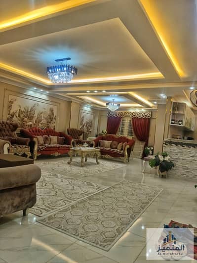 شقه 180 متر دور ارضي امامي وخلفي جاردن مثبت في العقد ملكيه خاصه متقسمه 3 غرف نوم ورسيبشن 3 قطع 2 تواليت ومطبخ 2 عداد كهرباء ومياه الحي التاني مدينه ال