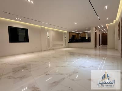 شقه للبيع بمدينه العبور الحي السابع شوارع واسعة وسهولة ركن السيارات ريسبشن واسع قريب من الخدمات والمدرسة اليابانية وشارع عبد المنعم رياض . عدادات راكبه