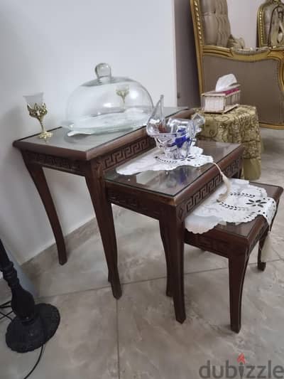 طقم ترابيزات جانبية متداخلة (3 قطع) طراز كلاسيكي راقي جداً.
