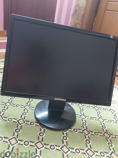 شاشة samsung 19 inch syncmaster 943NWX بحالة ممتازة