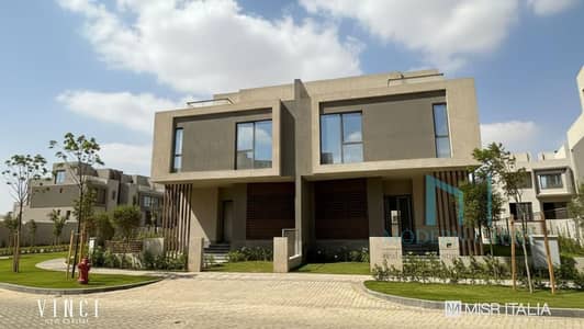 فيلا مستقلة بمساحة مباني 570 متر مربع ومساحة أرض 528 متر مربع داخل كمبوند فينشي بالعاصمة الإدارية الجديدة، مع 10% مقدم وتقسيط على6 سنوات.