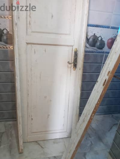 باب  خشب بالحلق ومعه عدد 2حلق وشباك خشب ضلفه زجاج عريضة