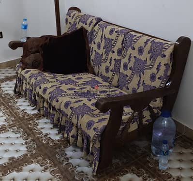 كنبة و٢ كرسي حالتهم نظيفة بالعجمى الحديدوالصلب