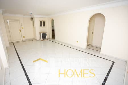 Distinctive Apartment Steps from the Sea with an Open View