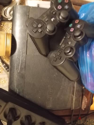 جهاز PS3 مستعمل بحالة ممتازة في مئة و شوية لعب و لعب مشهورة ب دراعين و