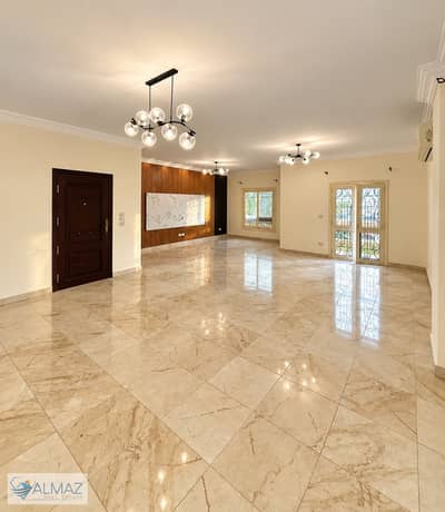 شقه فاضيه 220 متر للايجار بالمطبخ والتكييفات في البنفسج عمارات في التجمع الاول  يقع على مقربة شديدة من شارع التسعين الشمالي