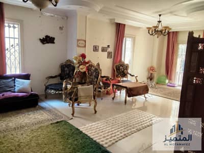 شقة ارضي بجاردن متشطبة بالكامل تشطيب ممتاز في مدينة العبور الحي السادس حي فيلات راقي واجهة حجر هاشمي