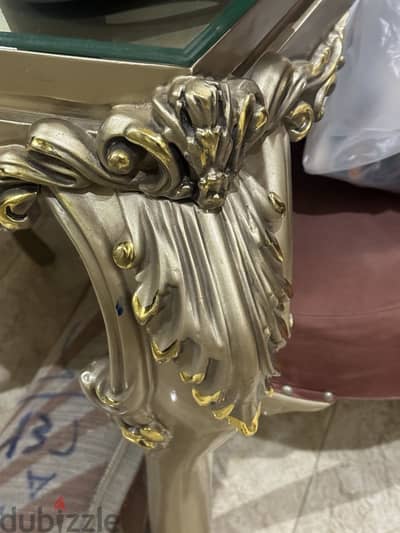 سفرة ونيش و ٨ كراسي بحاله ممتازه