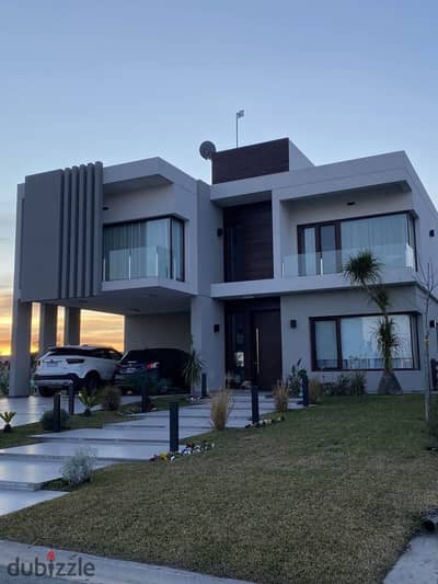 At an unbeatable price, a corner villa ready for immediate delivery, in SODIC East, New Heliopolis, with a distinctive layout and a view of the landscape and the water features.