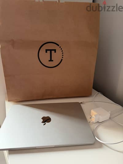 Macbook Air M5 (Almost New)