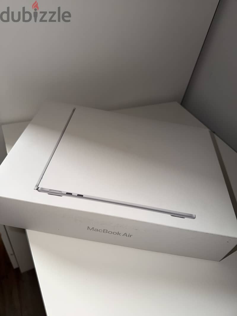 Macbook Air M5 (Almost New) 8