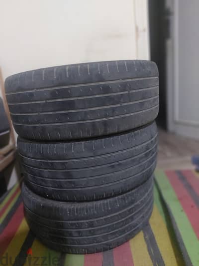 للبيع: 3 فرد كاوتش كومهو كوري مقاس 215/45 R17