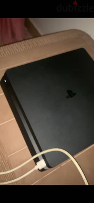 PS4 slim بحالة ممتازة جدا