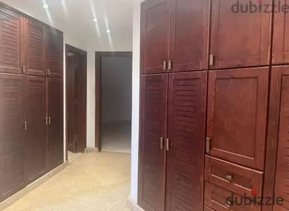 شقه دور كامل خلف مول العرب  للبيع في كمبوند الورود بسعر مميز جدااا لسرعة البيع