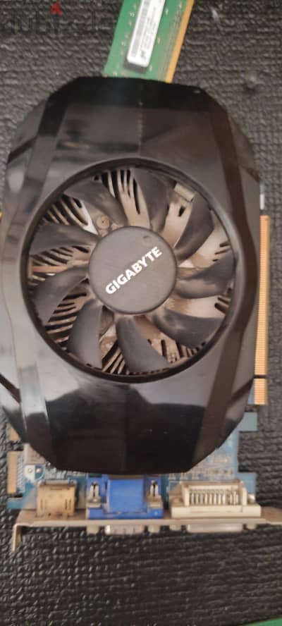 فانة و3 رمات 2جيجا وكارت شاشة ddr5