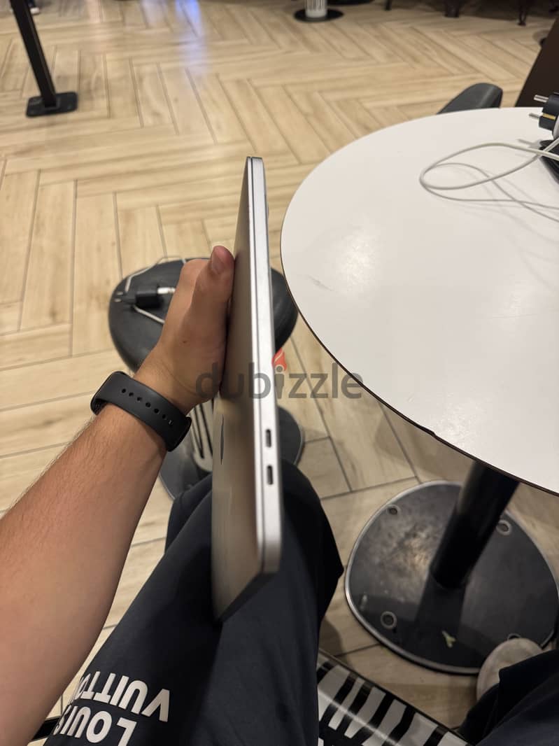 MacBook bro 1