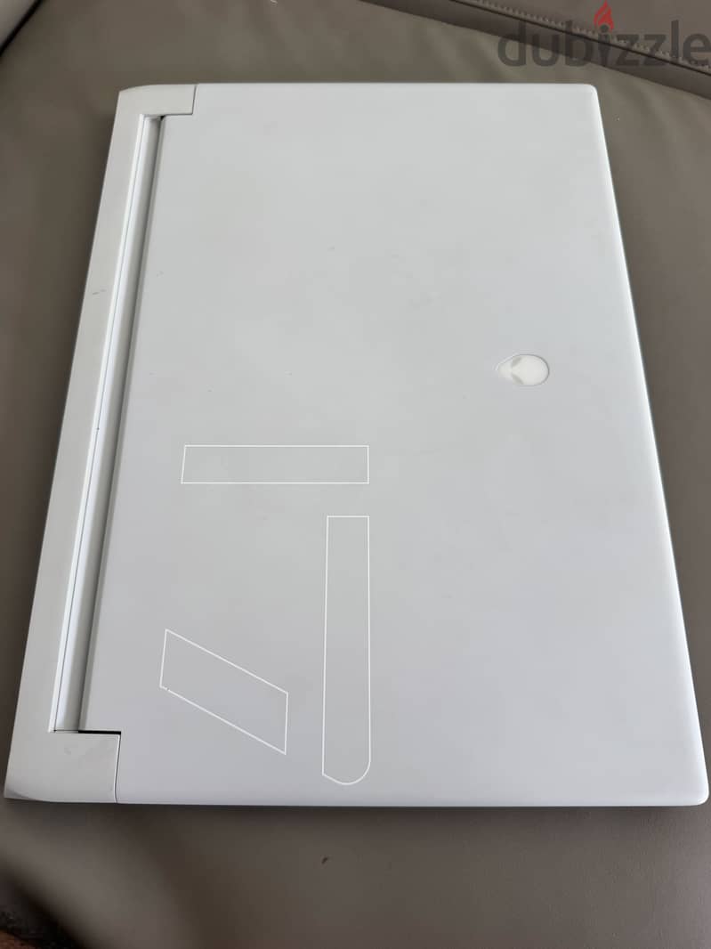Alienware x17 r2 1