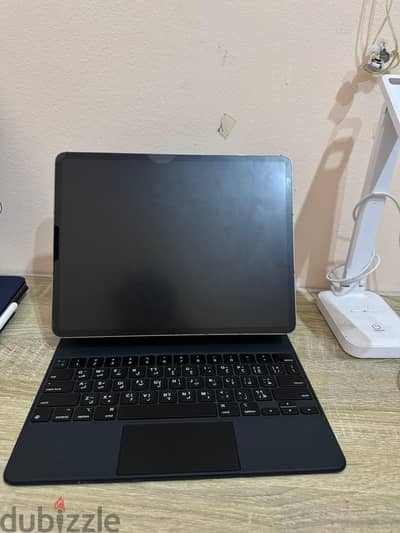 ipad pro M2 للبيع معاه ماجيك كيبورد وقلم أصلي