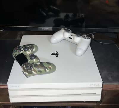 PS4 pro + 2 original controllers
