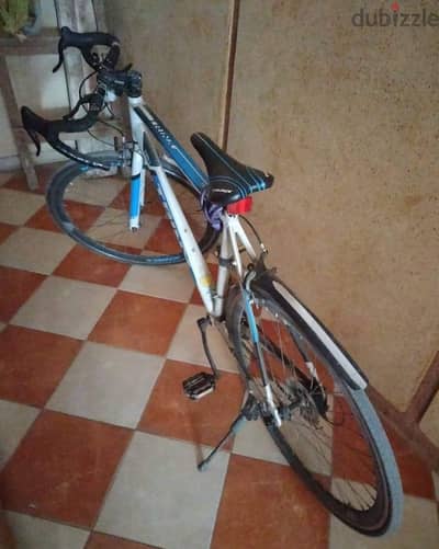 عجلة سباق بحالة ممتازه جديده