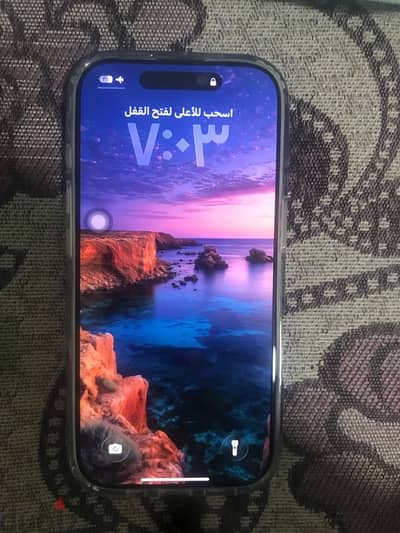 ايفون ١٧ مساحه ٢٥٦ مشحون ٦٣ مره استعمال شبه معدوم