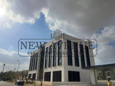 مساحه مميزه للبيع سهل الوصول يقع بالقرب المباشر من وصلة دهشور مما يسهل التنقل منه وإليه.
