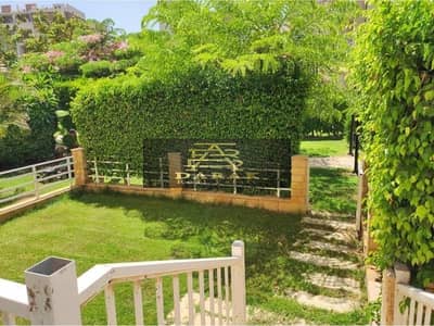 Ground floor apartment with a private garden finishing, two rooms, cash, next to services