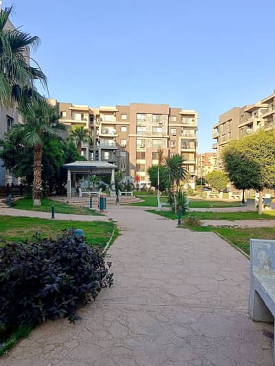 For sale, an apartment in the Dar Misr compound, Al-Andalus, New Cairo, directly on the Southern Ninety and in front of the Hyde Park compound, and a minute from the American University, 150m on landscape.