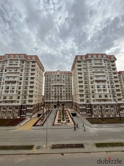 When the view is on the club... and the area is 202m... and the delivery is immediate, you are in front of an exceptional unit in Sawari.