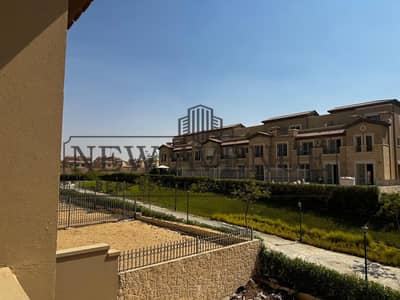 فرصة نادرة وبسعر يُعد من بين الأقل في "لا فيستا سيتي" (La Vista City)؛ منزل مزدوج (Twinhouse) واسع يضم 4 غرف نوم ويتمتع بموقع متميز، مما يجعله خياراً