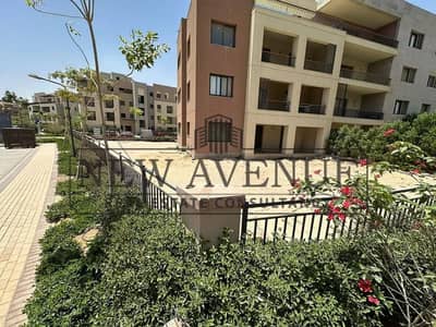 وحدة نادرة جدًا في District 5 بجاردن من أكبر الجاردنز في الكمبوند 323م²، ومساحة الجاردن أكبر من مساحة الفيلا نفسها!
