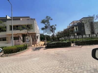 توين هاوس جاهزة للاستلام موقع مميز جدا فيو رائع على حديقة كبيرة فى هايد بارك - Hyde park phase Cluster 16 - القاهره الجديده