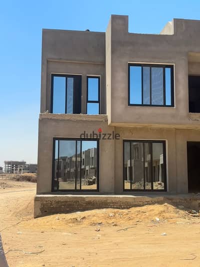 توين هاوس للبيع استلام فوري بمساحه 416 م و جاردن 211م + Private Pool في لوكيشن مميز بقلب مدينة المستقبل بالقاهرة الجديدة، بالقرب من طريق السويس