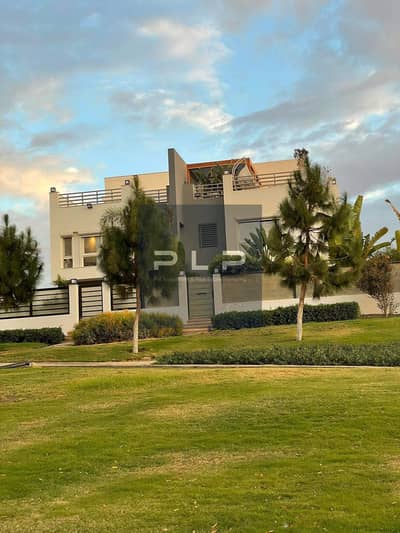 ready to move resale townhouse villa with the old price and flexible payment for quick deal in hyde park new cairo , fifth settlement