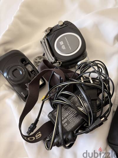 مجموعة كاميرات ريترو للبيع: Yashica فيلم + Sony Handycam