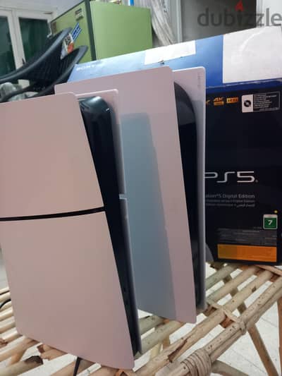 بلايستشن PS5 بحاله ممتازه عليه أربع ألعاب شائعه