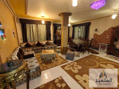 نص ڤيلا تصلح دوبلكس بمساحة واسعة جدًا لو بتدور على مساحات كبيرة دي اختيار ممتاز في الحي السادس بالقرب من مسجد التيسير  بيزمنت وأرضي تصلح دوبلكس  مساحة