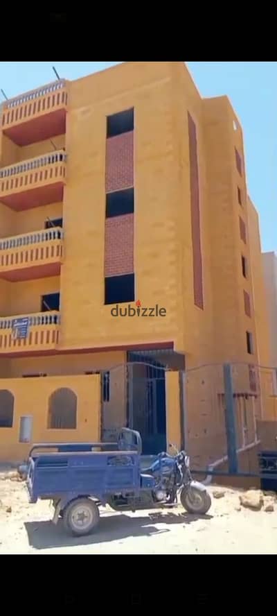 عماره كاملة الحي السادس 209م خالصة ومتسلمة جهاز  بجوار الممشي السياحي  في مدينة بدر