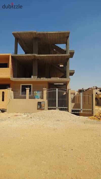 بيت 209 متر للبيع في مدينة بدر – الحي السادس مجاورة 3 – ناصية صريحة – بدروم وأرضي متسلم جهاز – أول وثاني خرسانة