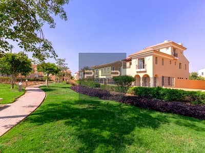 ready to move resale townhouse villa fully finished super lux with the old price for quick deal in hyde park new cairo , fifth settlement