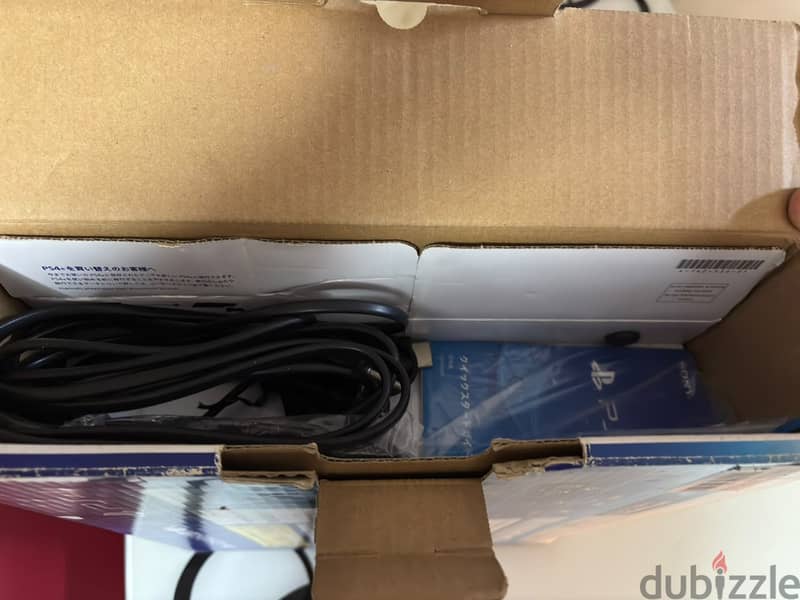 PS4 slim online (white ) Like new with box  With two controllers 4