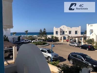 بأقل من سعر الماركت تاون فيلا 5غرف تشطيب كامل بالفرش و التكييفات صف اول لاجون ماونتن فيو راس الحكمه الساحل الشمالي بافضل تقسيمه جاهزة للمعاينه و السكن