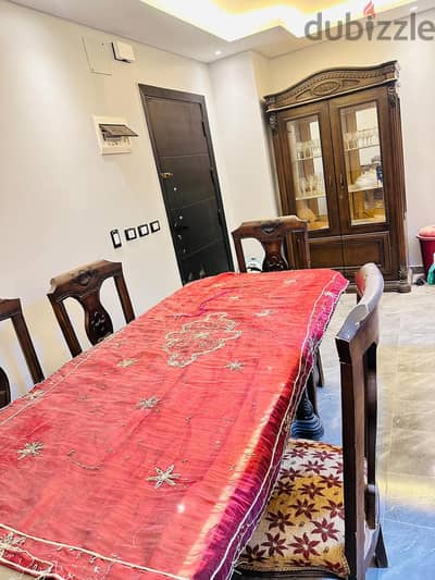 سفره للبيع مده اسنخدمها ٣ سنين فقط لونها بني ٦ كراسي