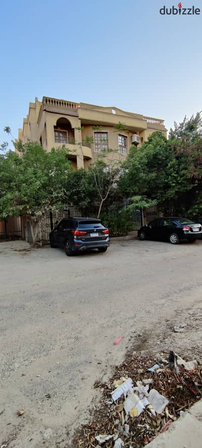 شقة نصف روف للبيع بالتجمع   البنفسج 3 فيلات   دقيقتين من محمد نجيب   موقع مميز جدا . بجوار الواتر واي (Waterway) 145 م +55 ترأس