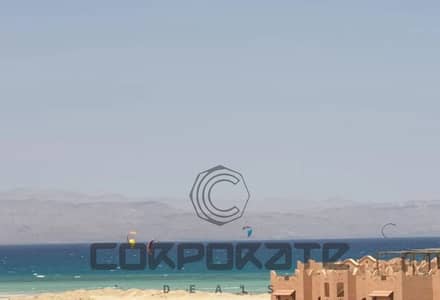 شاليه على الـ view حلو جدًا، قدامه water feature وعلى الجنب pool view.