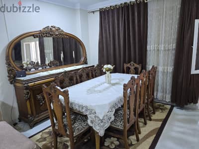 سفره ٨ كراسى وبار  بحالة جيدة
