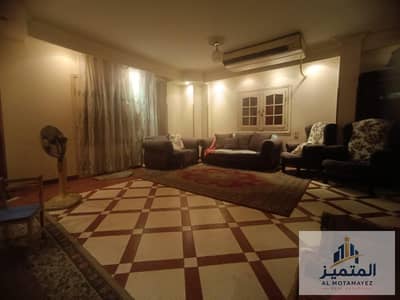 شقه للبيع في مدينه العبور الحي السادس – أمام بوابة كمبوند الحياة تاون مباشرة  أول بلكونة  المساحة: 180 متر   3 غرف نوم  2 حمام  ريسبشن واسع