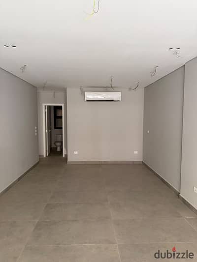 شقة للبيع في كمبوند Village West الشيخ زايد – دور أول بحري وتشطيب كامل